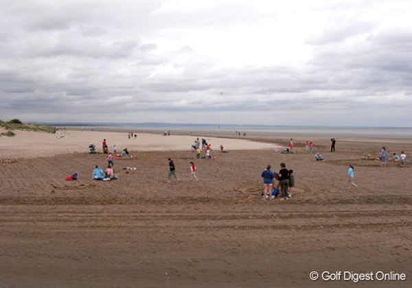 コースの横はすぐ海で、広い砂浜となっているので、連日多くの家族連れが海水浴を楽しんでいる。遠浅で子供たちも安心して泳げそうだ (c)RICOH リコーデジタルカメラ Caplio GX100で撮影しました