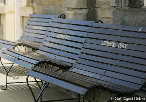 2007年 全英リコー女子オープン 3日目 ベンチ クラブハウス前に置かれたベンチ。背もたれのところを見ると「MEMBERS ONLY」の文字。ここまで格式が高いとは・・・