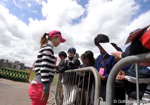 2007年 全英リコー女子オープン 3日目 上田桃子 ラウンド後、記者の囲み会見に答える上田桃子。キャップの後ろ、髪を束ねているところに挿しているのはティペグだ (c)RICOH リコーデジタルカメラ Caplio GX100で撮影しました
