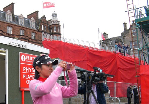 2007年 全英リコー女子オープン 最終日 宮里藍 表彰式後の優勝カップ撮影風景をスタンド側から撮影する宮里藍。メジャーの舞台で宮里がその中心に立つのはいつか！？ (c)RICOH リコーデジタルカメラ Caplio GX100で撮影しました
