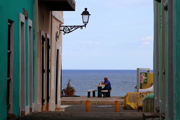 オールドサンファン／プエルトリコ 古い町並みの中に、綺麗な海が見える