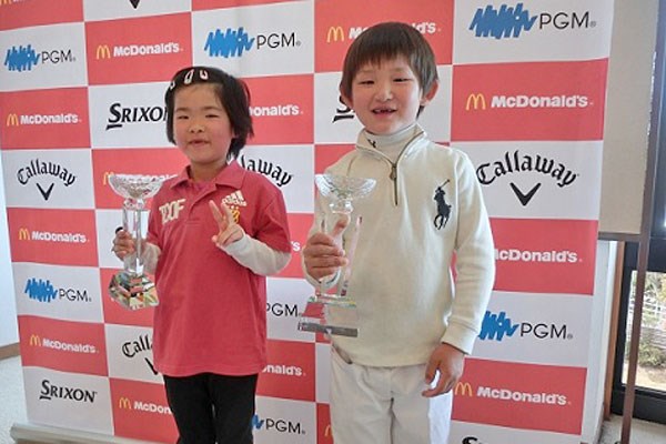 世界ジュニア日本代表選抜大会、6歳以下男女決勝 世界ジュニア出場を決めた矢野（右）と山本
