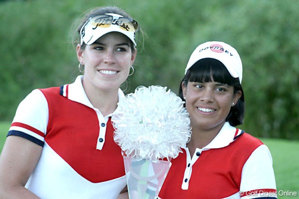 ワールドカップ女子ゴルフ最終日 初出場で初優勝を果たしたパラグアイのJ.グラナダ（右）とC.トローチェ