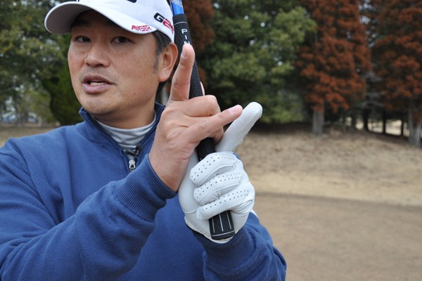 右手は中指と薬指の2本で握る