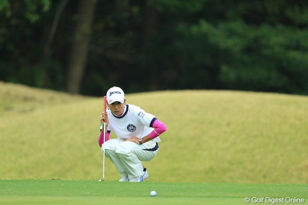 2013年 Tポイントレディスゴルフトーナメント 初日 木戸愛 最近ゴルフ場でライン読みの時、真似してる人をよく見る木戸愛スタイル。