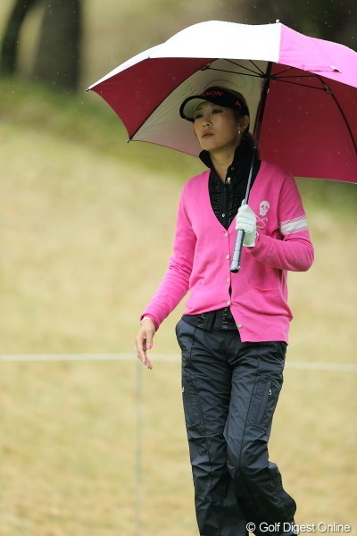 2013年 Tポイントレディスゴルフトーナメント 初日 金田久美子 歩いてる時のその気怠そうな右手がキンクミっぽい。