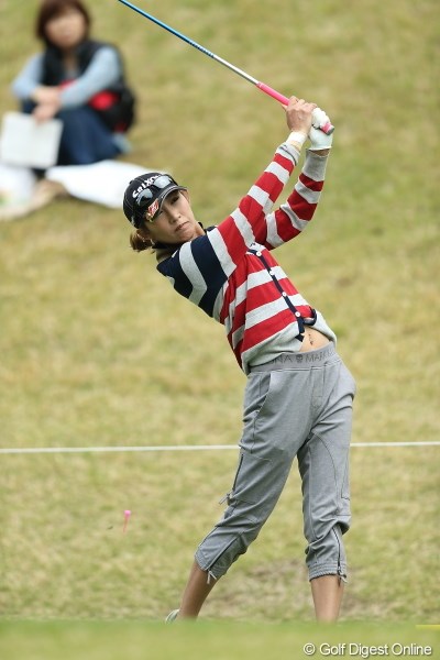 2013年 Tポイントレディスゴルフトーナメント 2日目 金田久美子 なんか今日のファッション、らしくないなぁ。しかもベルト無しだし変。