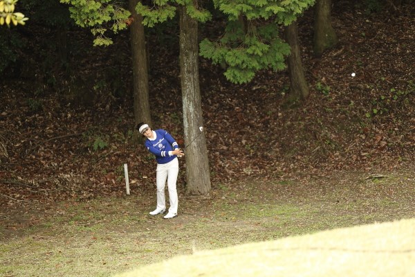 2013年 Tポイントレディスゴルフトーナメント 最終日 全美貞 OBは逃れたものの、ロングなのに後ろに出すハメに。残念。