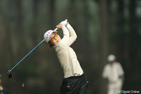 2013年 Tポイントレディスゴルフトーナメント 最終日 辛ヒョンジュ シン・ヒョンジュ／他にこの色眼鏡をかけている人を見た事がない。