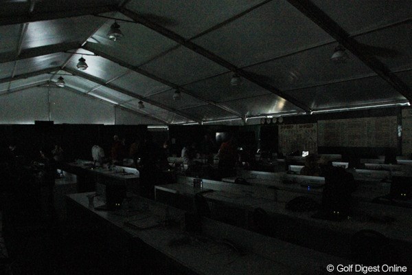 2013年 アーノルド・パーマーインビテーショナル 最終日 メディアセンター テント造りのメディアセンターは強風のため避難勧告が出された。停電も発生