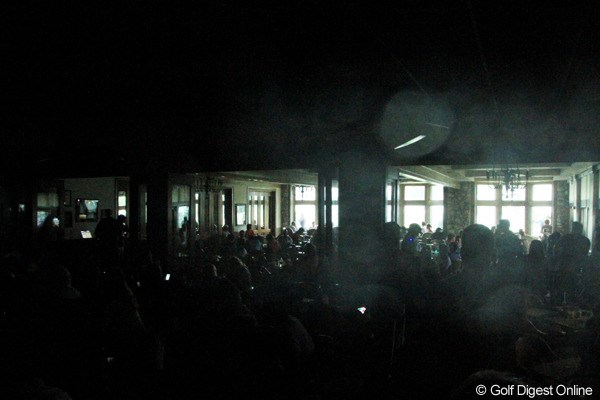 2013年 アーノルド・パーマーインビテーショナル 最終日 停電 クラブハウスに避難するも、停電のため中は真っ暗