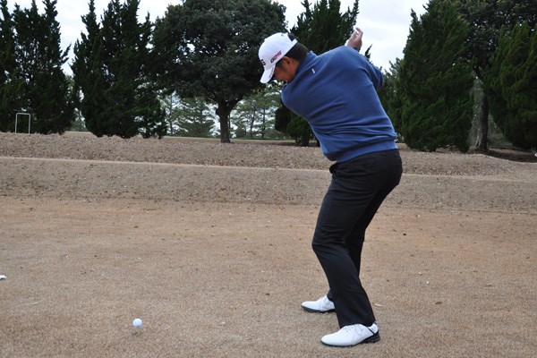 背中が完全にターゲットに向きます