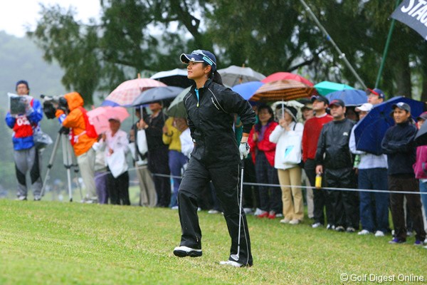 ダイキンオーキッドレディスゴルフトーナメント2日目 降りしきる雨の中でも表情にゆとりが感じられる宮里藍