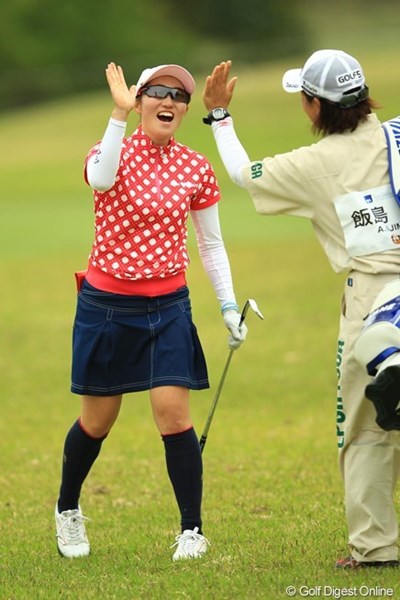 2013年 アクサレディスゴルフトーナメント in MIYAZAKI 初日 飯島茜 最終18番でチップインイーグルゲット！