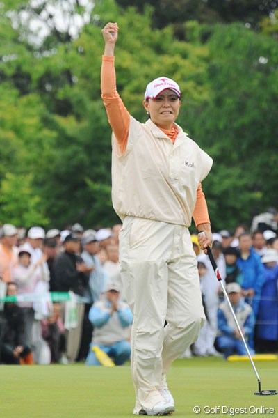2009 ヴァーナルレディース最終日 斉藤裕子 18番でウィニングパットを沈めた斉藤裕子。41歳、頑張りました！