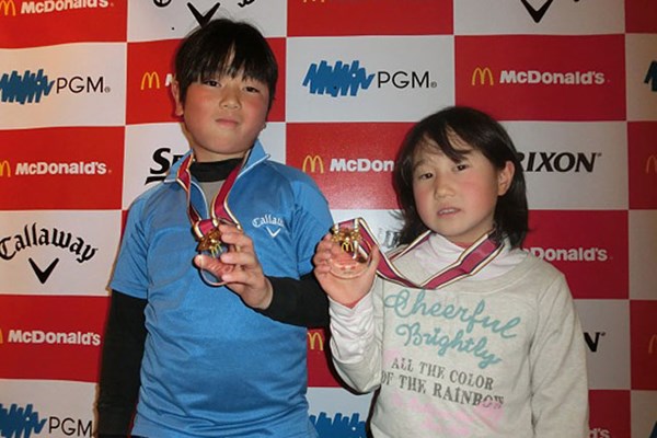 トップ通過のメダルを掲げる京太郎（左）、優菜の川畑きょうだい 