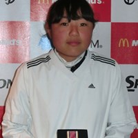 表彰式でメダルを受け取ってはにかむ新藤 新藤励／世界ジュニア日本予選