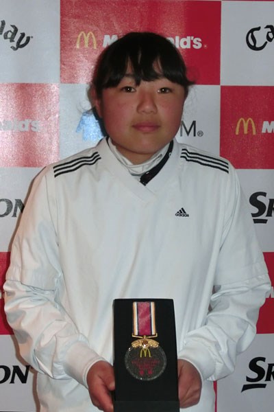 新藤励／世界ジュニア日本予選 表彰式でメダルを受け取ってはにかむ新藤