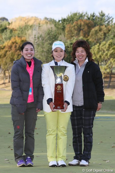 母の彰子さん（右）と姉の久美子さん（左）と記念写真に収まる比嘉真美子。「家族みんなで勝ち獲った勝利です」