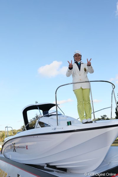 2013年 ヤマハレディースオープン葛城 最終日 比嘉真美子 副賞のフィッシングボートの上でVサイン