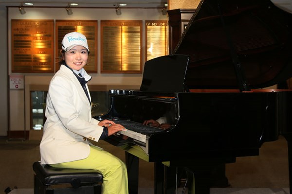 2013年 ヤマハレディースオープン葛城 最終日 比嘉真美子 ピアノも副賞でもらっちゃいました。ピアノは弾けるのかな？