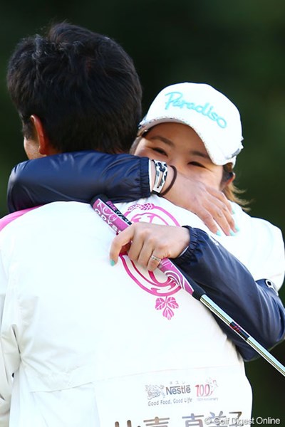 2013年 ヤマハレディースオープン葛城 最終日 比嘉真美子 キャディと喜びを分かち合う、これで3週連続の初優勝者がでました