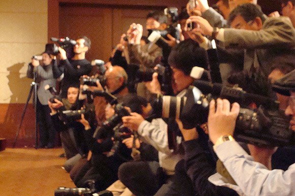 2009年 片山晋呉、新規契約発表会 選手の契約発表としては異例の多くのカメラマンたちが会場に集まった