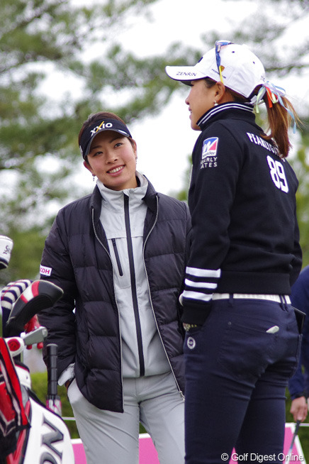 寒さ対策でレインウェアの上からダウンジャケットを羽織る森田理香子 2013年 スタジオアリス女子オープン 事前 森田理香子 フォトギャラリー Gdo