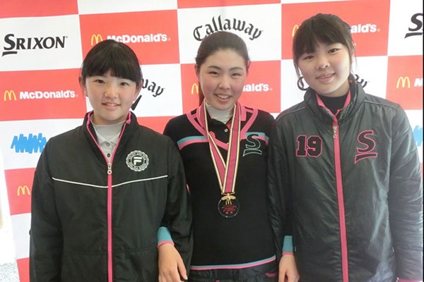 高橋恵／世界ジュニア日本代表選抜大会 東北・北海道予選 トップ通過の高橋は、妹の清（右）と昨年の世界ジュニア2位で応援に来た大田沙羅（左）に囲まれて笑顔を見せた