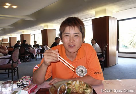 2006年 LPGAツアーチャンピオンシップリコーカップ 事前情報 天沼智恵子 クラブハウス内の食堂にて、ガッツり食事を摂るのは天沼智恵子 (c) RICOH  リコーのデジタルカメラで撮影しました