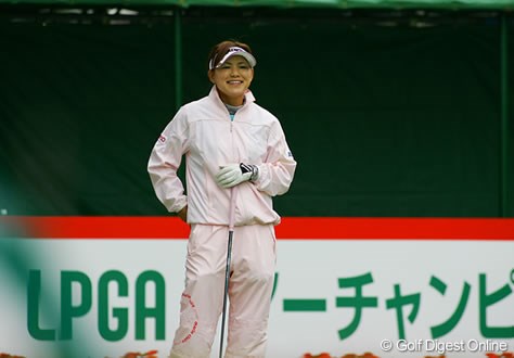 2006年 LPGAツアーチャンピオンシップリコーカップ プロアマ 横峯さくら レインウエアで防寒するさくら、アマチュアのショットに笑顔で「ナイスショット」