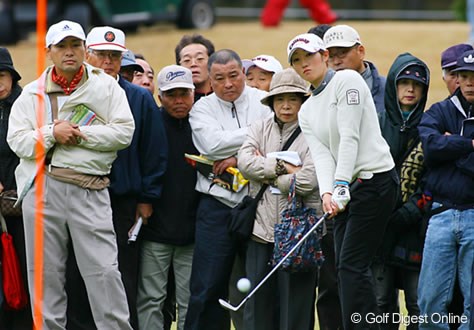 2006年 LPGAツアーチャンピオンシップリコーカップ 2日目 飯島茜 15Hアプローチをする飯島茜。6位タイに踏ん張る！