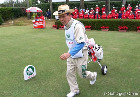 2006年 LPGAツアーチャンピオンシップリコーカップ 2日目 横峯良郎氏 さくらのあとを追いかける良郎パパ。ちょっと慌ててるかな？ (c) RICOH  リコーのデジタルカメラで撮影しました
