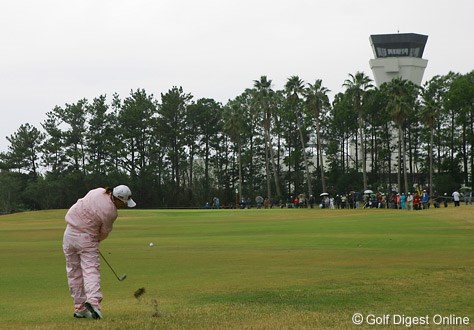2006年 LPGAツアーチャンピオンシップリコーカップ 3日目 横峯さくら 横峯さくらショートアイアンのショット。右に見えるタワーは宮崎空港の管制塔