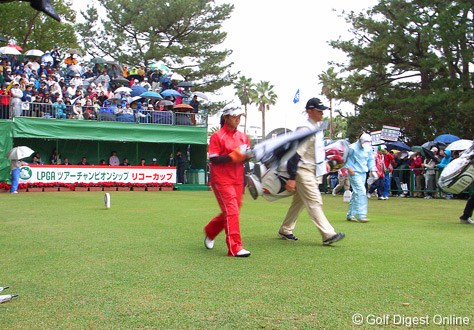 2006年 LPGAツアーチャンピオンシップリコーカップ 3日目 宮里藍 大勢のギャラリーを引き連れ、宮里藍がスタート (c) RICOH  リコーのデジタルカメラで撮影しました