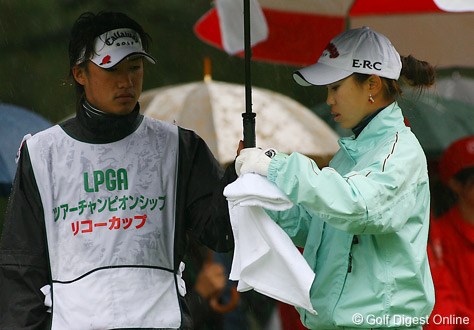 2006年 LPGAツアーチャンピオンシップリコーカップ 初日 上田桃子 大量のタオルで雨対策する上田桃子。寝違えた首は大丈夫だろうか？