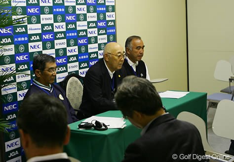 2006年 日本オープンゴルフ選手権競技 事前情報 記者会見 大会初日を前に行われた記者会見。野口競技委員長、川田副委員長、そしてグリーンキーパーの吉崎氏がコース設定を発表した