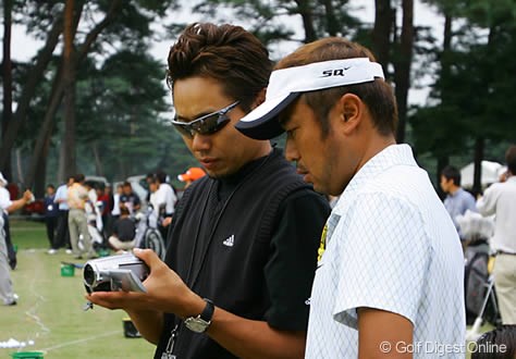 2006年 日本オープンゴルフ選手権競技 事前情報 片山晋呉 コーチの谷将貴氏とスイングの最終チェックを行うのは、ディフェンディングチャンピオンの片山晋呉