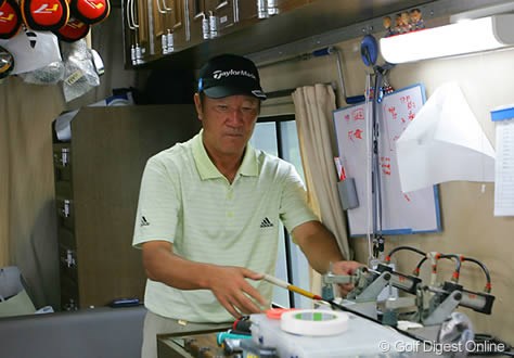 2006年 日本オープンゴルフ選手権競技 事前情報 青木功 契約メーカーのサービスカーに乗り込み、自らクラブの調整を行う青木功。日本オープンにはこの人の名前は欠かせない