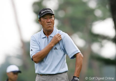 2006年 日本オープンゴルフ選手権競技 初日 青木功 大御所、青木功登場！シャツの左袖をくいっと上げるのも青木のアドレスの入るルーティンになっている