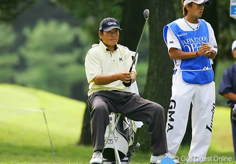2006年 日本オープンゴルフ選手権競技 初日 ジャンボ尾崎 坐骨神経痛に悩むジャンボ尾崎。ラウンド中、うずくまる姿も良く見られるが、今大会は椅子持参で挑んでいる