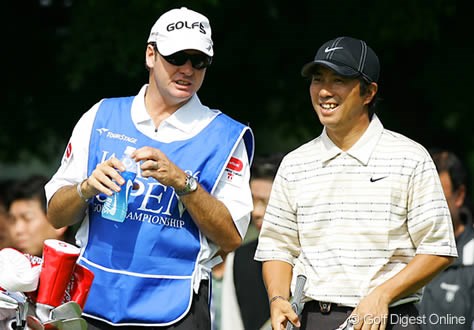 2006年 日本オープンゴルフ選手権競技 初日 深堀圭一郎 2003年「日光」で「日本オープン」を制した深堀圭一郎。今大会はキャディにサイモン氏を起用し2度目の制覇に挑む