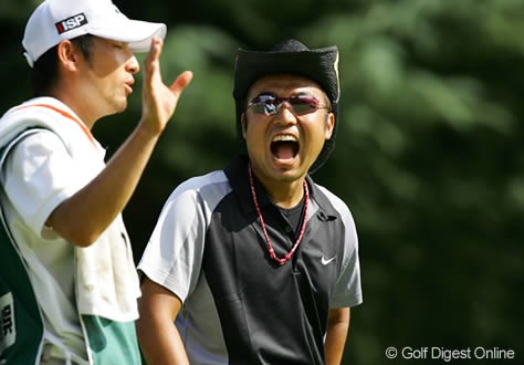 2006年 日本オープンゴルフ選手権競技 初日 片山晋呉 リラックスモードでラウンドするディフェンディングチャンピオンの片山晋呉。キャディと大笑いするシーンも見えた