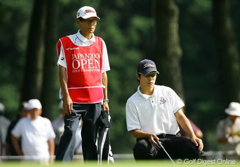2006年 日本オープンゴルフ選手権競技 初日 金庚泰 今年の「日本アマチュアゴルフ選手権競技」を制した韓国の金庚泰。キャディを務める父親とのコンビネーションもバッチリ