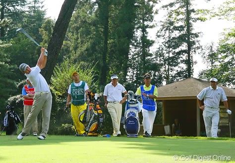 2006年 日本オープンゴルフ選手権競技 初日 W.J.リー 小山内護 川岸良兼 ギャラリーを楽しませたのは、飛ばしや3名の競演。昨年のローアマW.J.リーのスイングを見る小山内護と川岸良兼