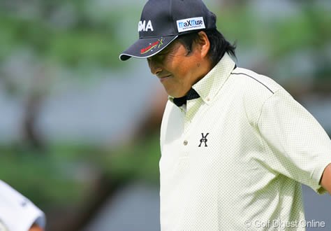2006年 日本オープンゴルフ選手権競技 初日 ジャンボ尾崎 ギャラリーから「ジャンボ、ガンバレ～」と声援をかけられ、にっこり微笑むジャンボ尾崎