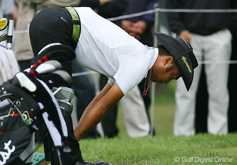 2006年 日本オープンゴルフ選手権競技 2日目 片山晋呉 ラウンド中にストレッチを行う片山晋呉。怪我防止には必要なことだが、この角度まで曲がるとはすごい柔らかさだ
