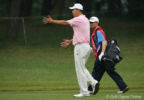 2006年 日本オープンゴルフ選手権競技 2日目 ウォン・ジョン・リー このラインが狙いだったんだよ！大きな体と長い腕を広げて話をするのは昨年のローアマ、ウォン・ジョン・リー