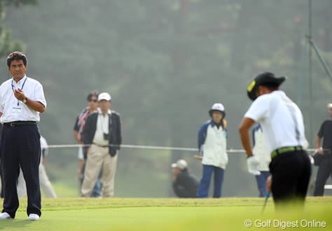 2006年 日本オープンゴルフ選手権競技 2日目  突然時間計測員が！前組と1ホール空くと計測が始まる。注釈、この場面は片山が遅いわけではございません。