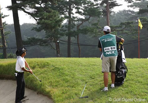 2006年 日本オープンゴルフ選手権競技 2日目 片山晋呉 足場はバンカー、ボールはラフ。こんな状況でもクラブを上手く振りぬき、パーをセーブした片山晋呉